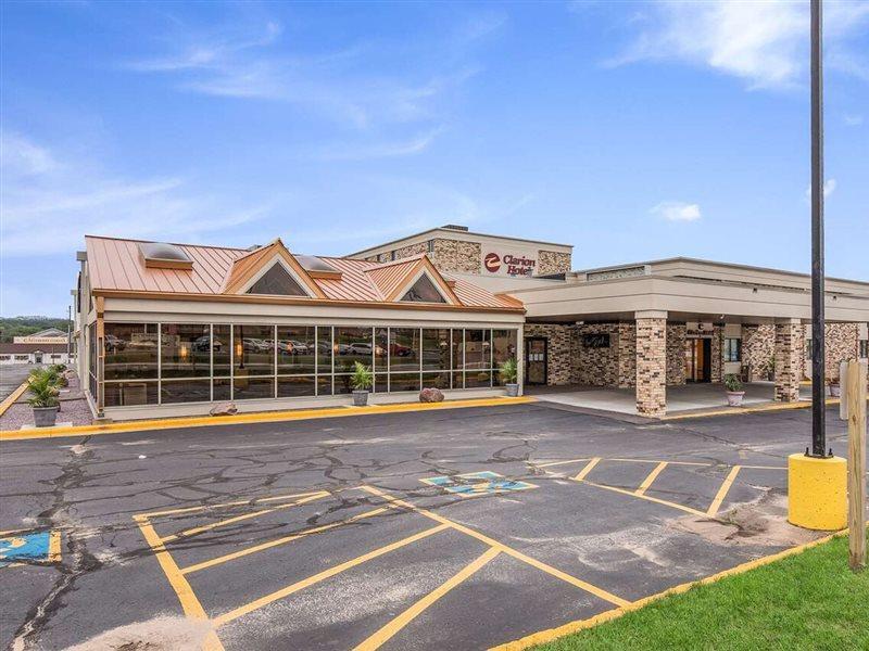 Clarion Hotel&Convention Center Baraboo Exterior foto