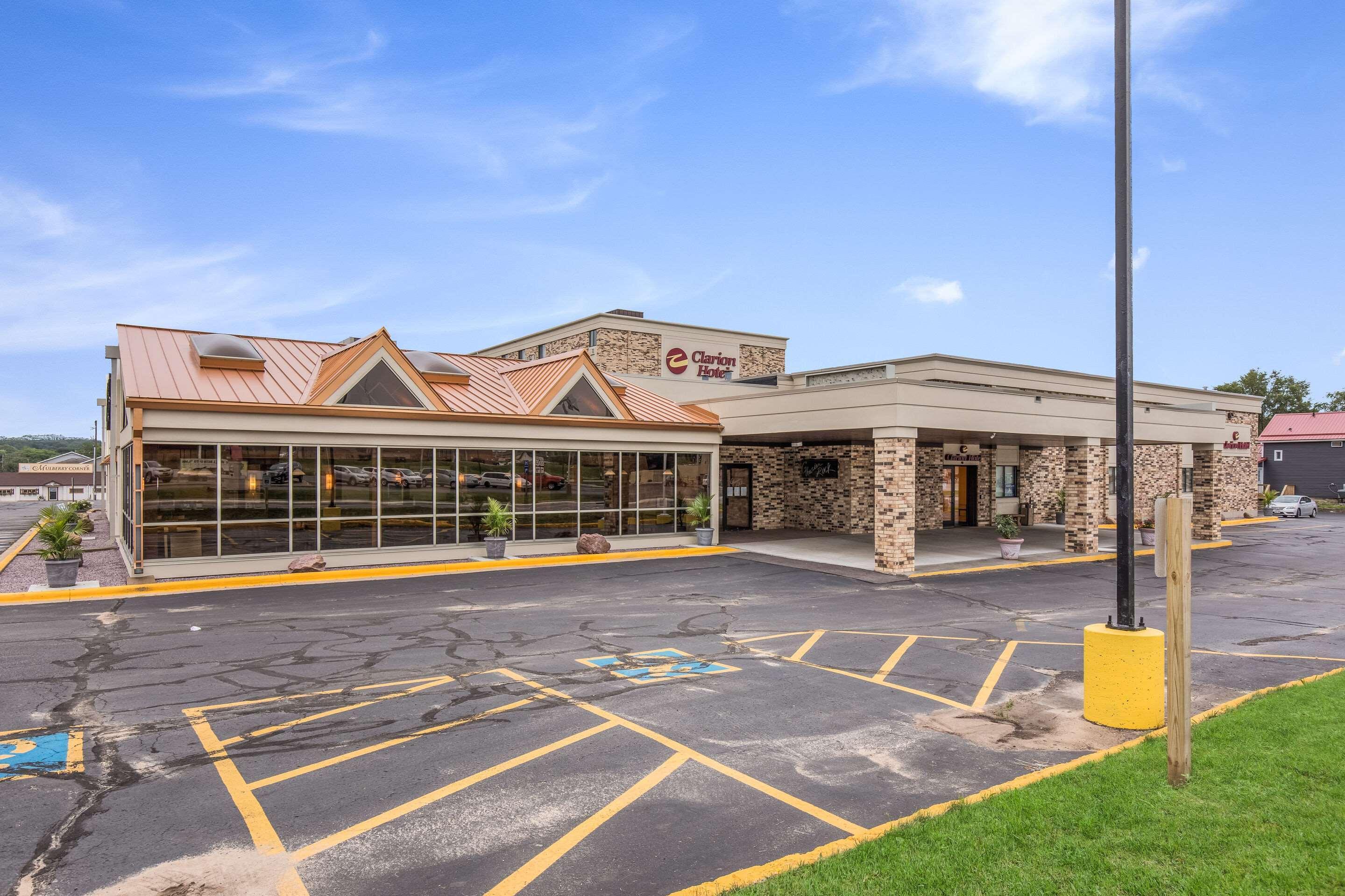 Clarion Hotel&Convention Center Baraboo Exterior foto